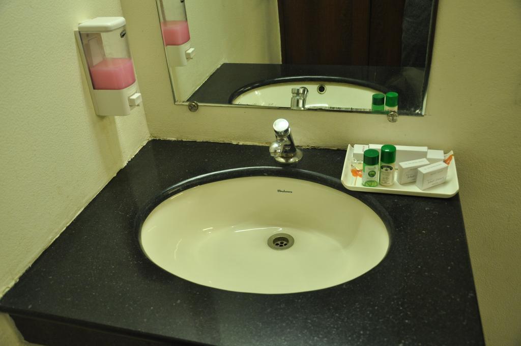 Jabali Palace Hotell Jabalpur Exteriör bild