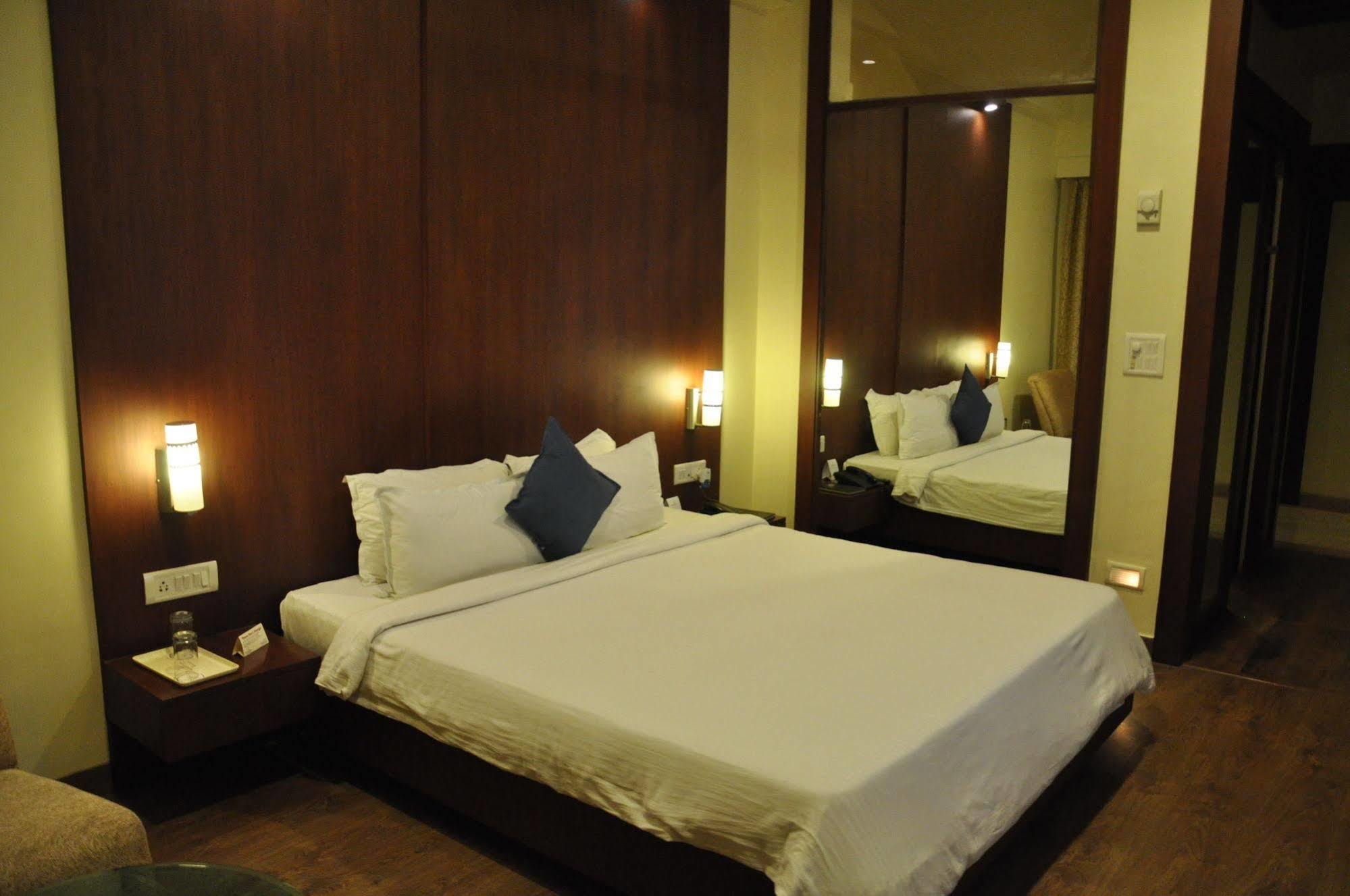 Jabali Palace Hotell Jabalpur Exteriör bild