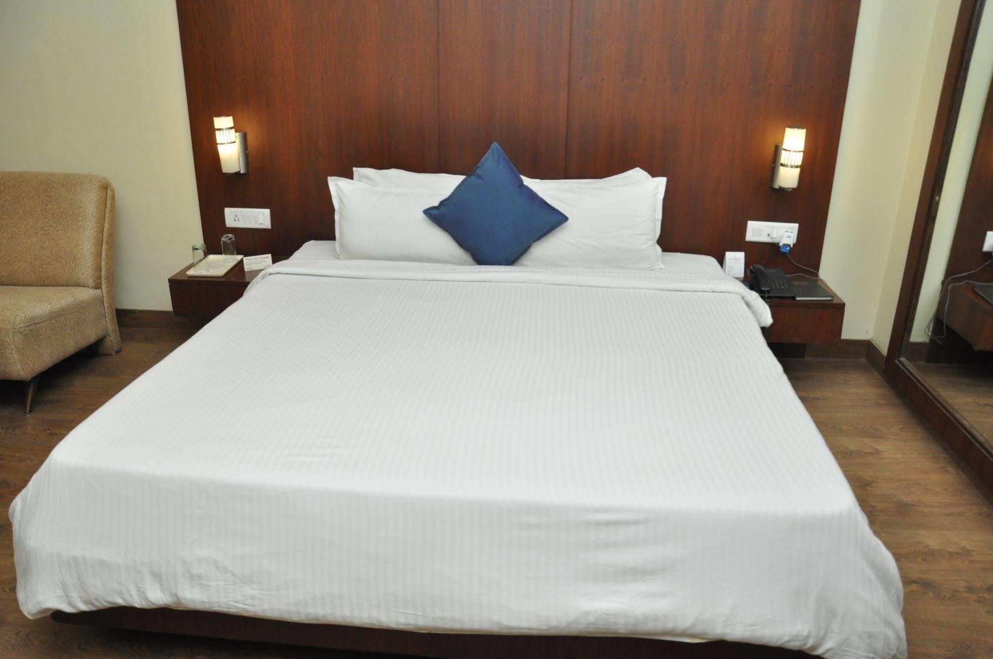 Jabali Palace Hotell Jabalpur Exteriör bild