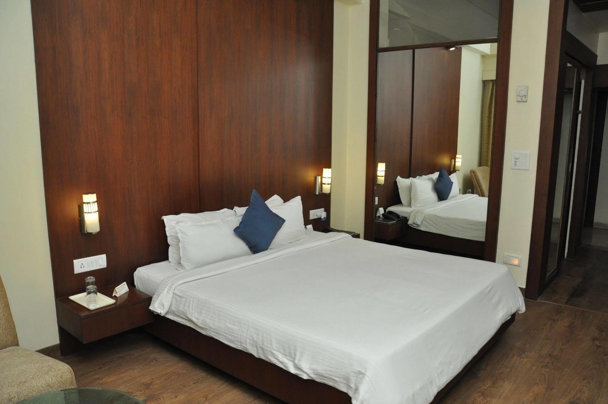 Jabali Palace Hotell Jabalpur Exteriör bild