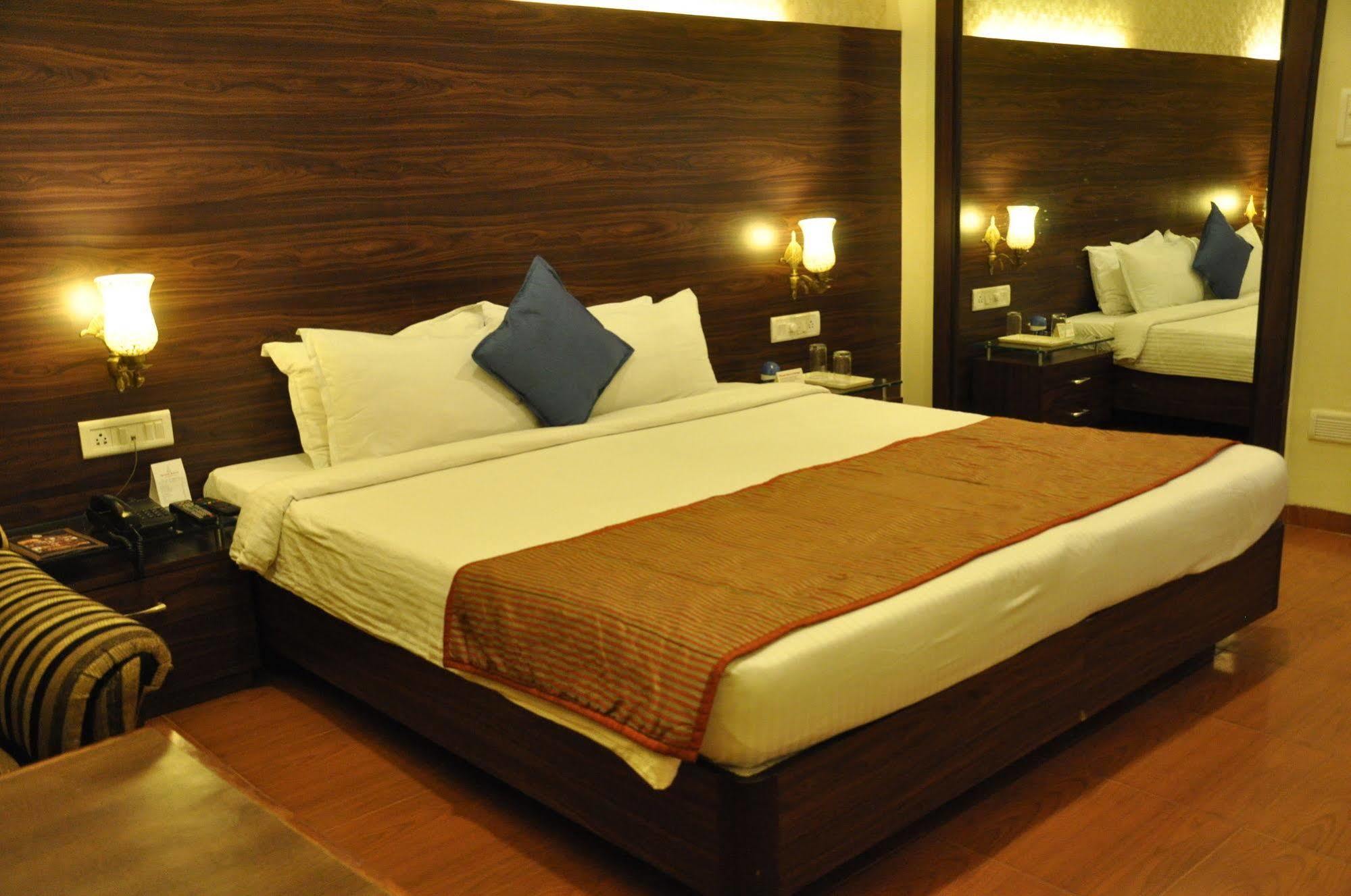 Jabali Palace Hotell Jabalpur Exteriör bild